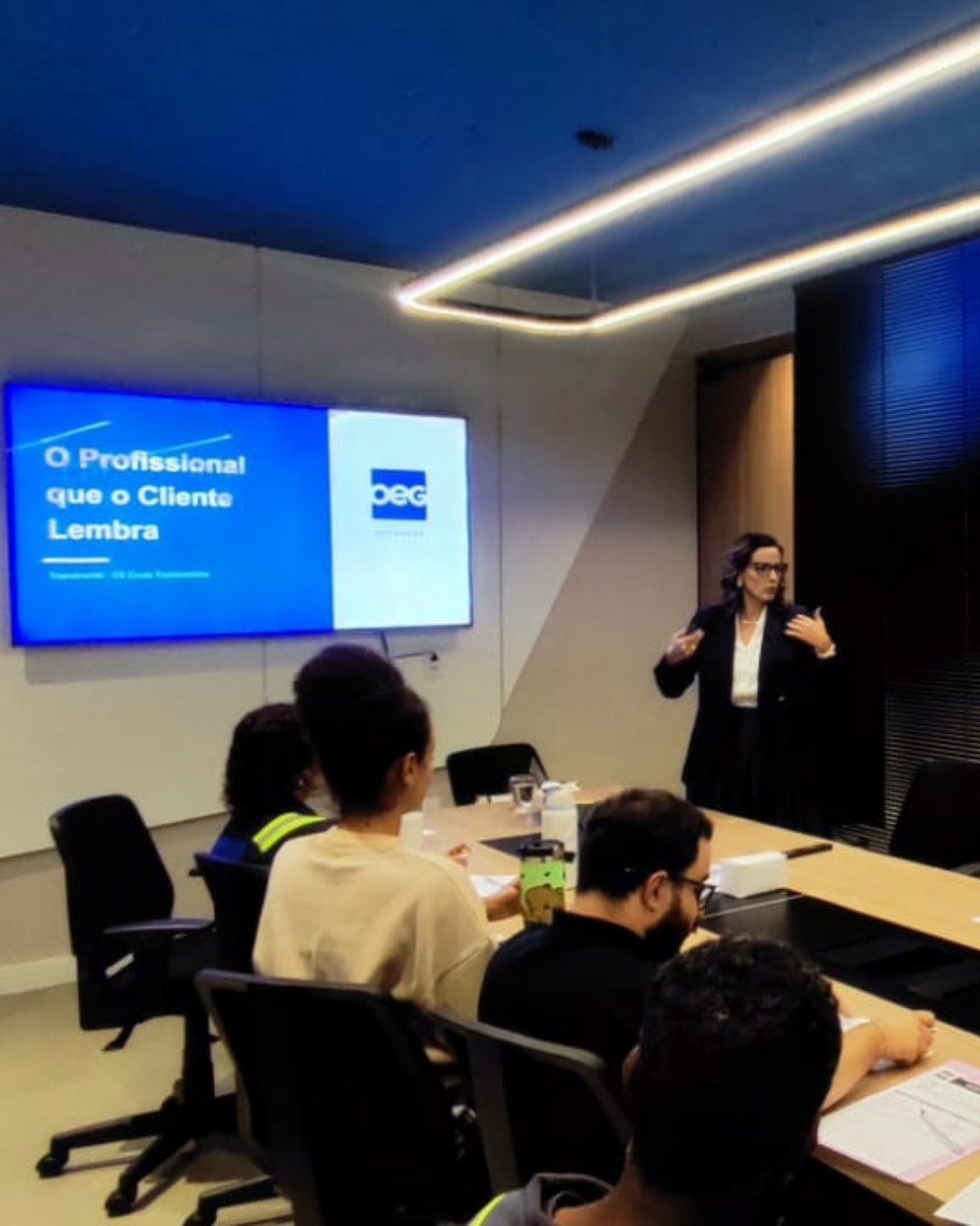 Camila Couto durante palestra para plateia